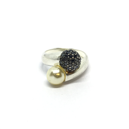 Anillo estilo cruzado con perla y bola de fuego