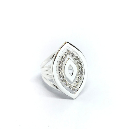 Anillo importante con diseño calado con cubic
