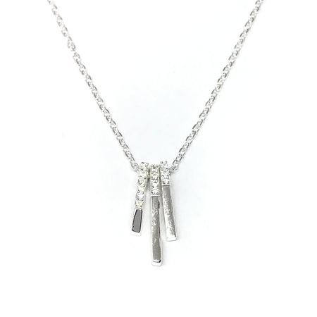 Gargantilla con cadena extensible y colgantes con cubic nuevo