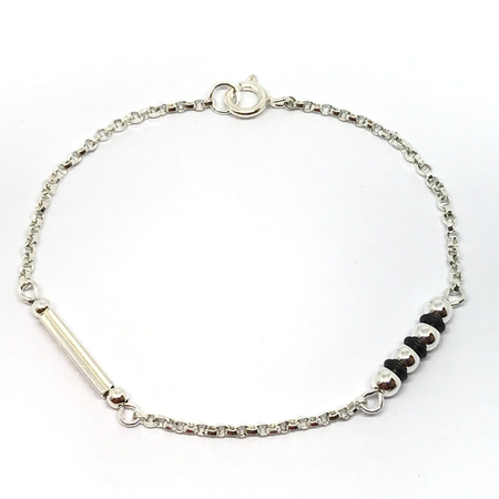 Pulsera combinada con bolitas, caucho y barra