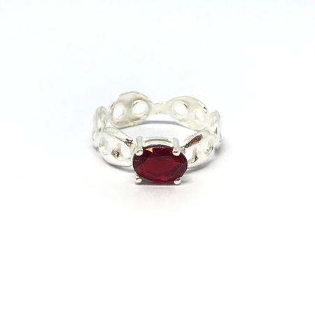 Anillo con cuerpo calado y cubic en colores varios