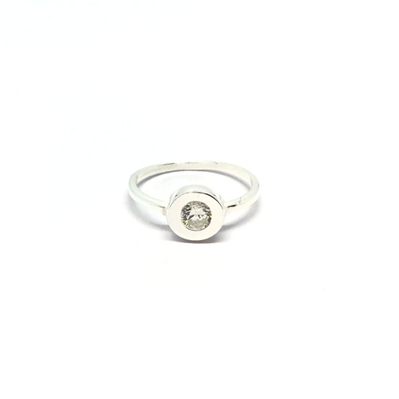 Anillo redondo con centro cubic