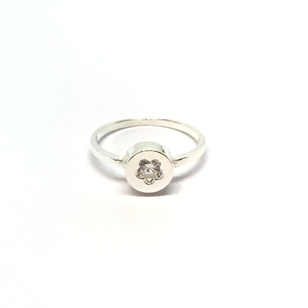 Anillo con cubic en forma de flor