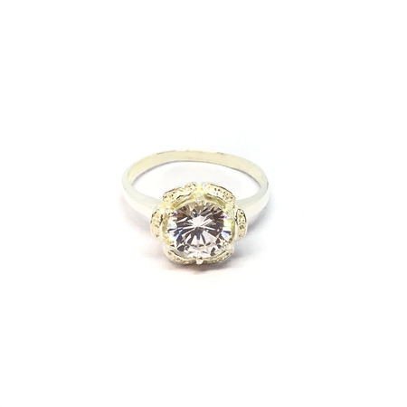 Anillo estilo flor con centro cubic en colores varios