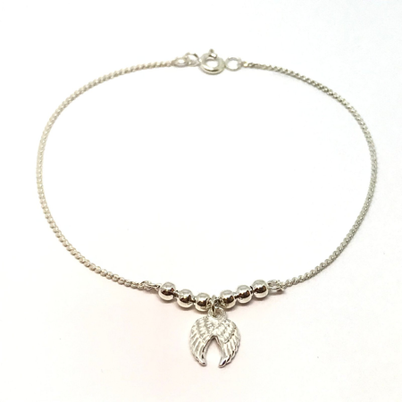 Pulsera con bolitas y alitas colgantes