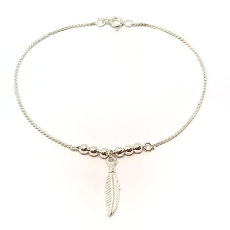 Pulsera con bolitas y pluma colgante
