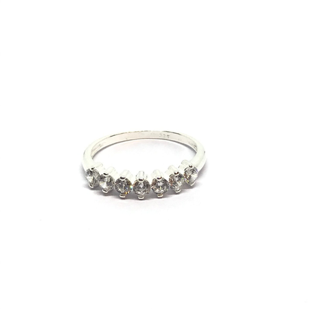 Anillo con cubics engarzados
