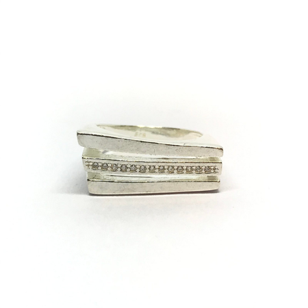 Anillo estilo rectangular combinado con cubic