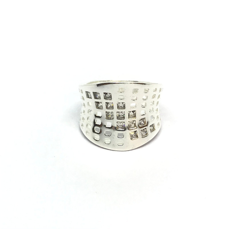 Anillo calado con cubics cuadrados