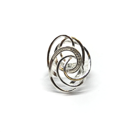 Anillo calado con circulos superpuestos y cubic