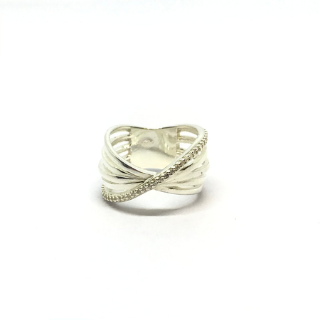 Anillo estilo alianzas con diseño cruzado y cubic