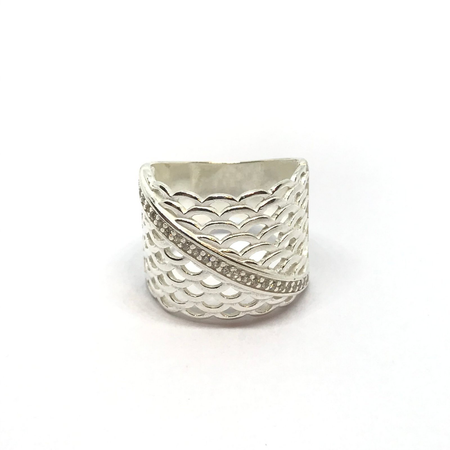 Anillo importante calado con linea de cubic