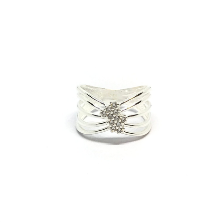 Anillo con cuerpo de rayas combinadas y cubic