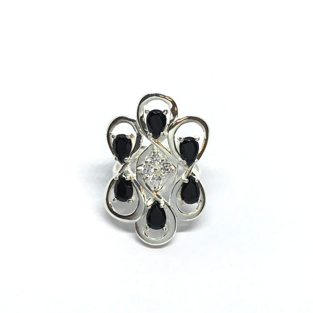 Anillo con diseño y combinacion de cubics