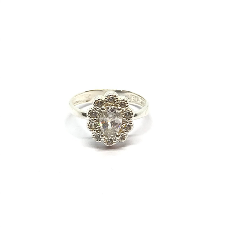 Anillo estilo antiguo con combinacion de centro y borde en cubic