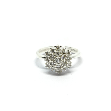 Anillo estilo hexagonal cubierto de cubic