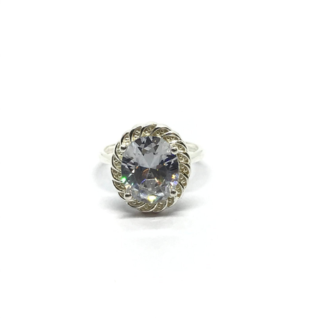 Anillo con cubic ovalado importante