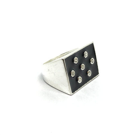 Anillo rectangular con fondo esmaltado negro y cubic