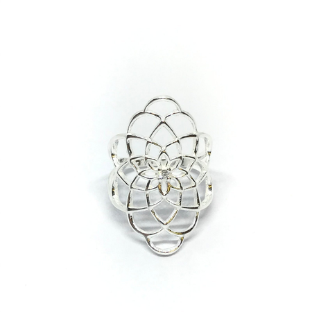 Anillo con diseño calado y flor con cubic