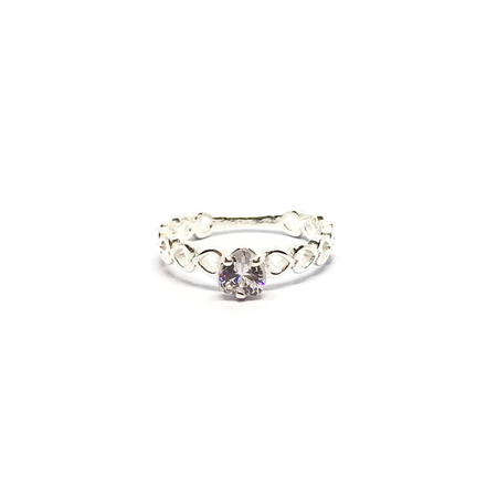 Anillo con cuerpo y cubic todo en forma de corazon