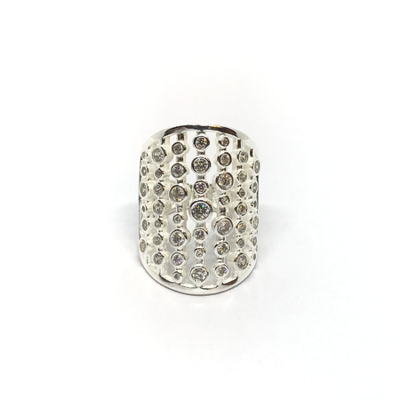 Anillo importante con diseño calado cubierto de cubics redondos