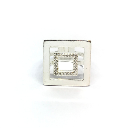 Anillo con diseño cuadrado y cubic