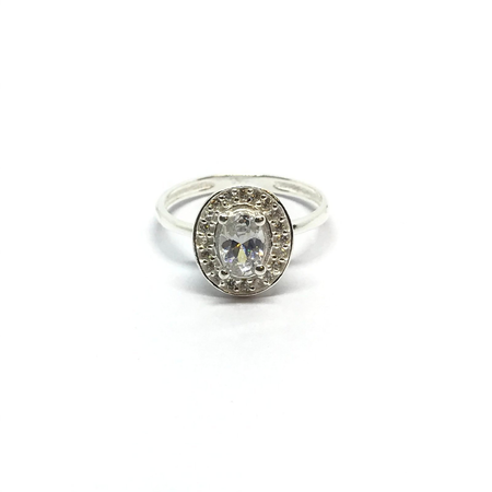 Anillo ovalado con borde y centro de cubic