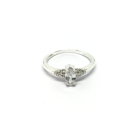 Anillo con cubic ovalado y cubic a los costados