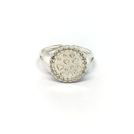 Anillo con forma de corazones y cubic