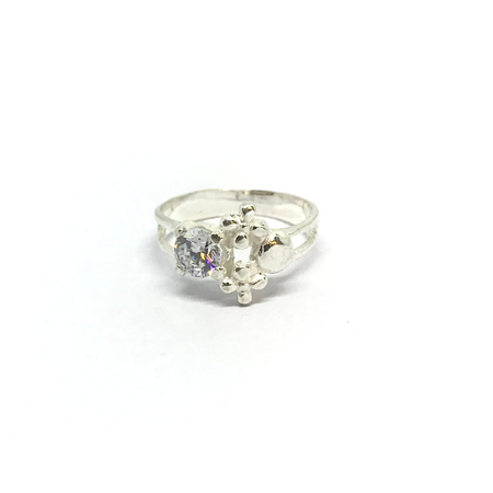 Anillo con flores y cubic