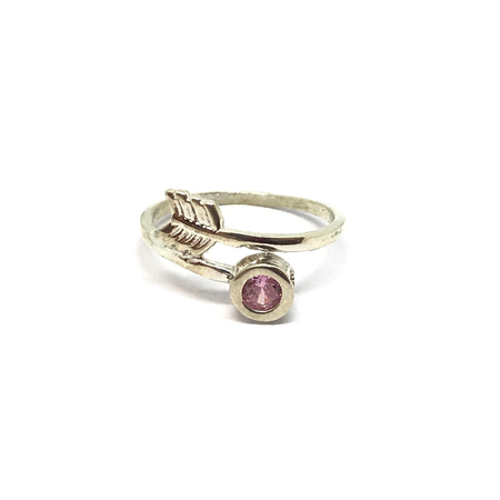 Anillo estilo flecha con cubic en colores varios