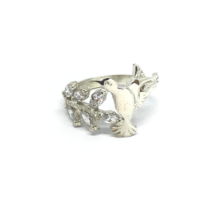 Anillo de colibri con hojas y cubic