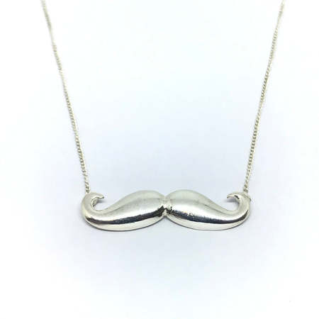 Cadena con colgante de bigote