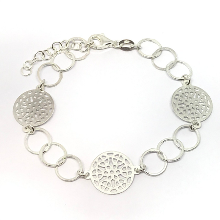 Pulsera extensible con arandelas y dijes calados