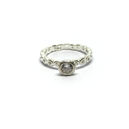 Anillo estilo solitario con cuerpo trabajado