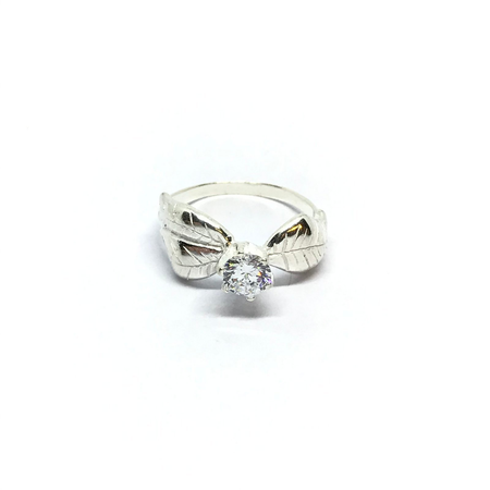 Anillo con hojas y cubic