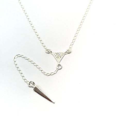 Corbatero con dije con piedras y colgante estilo cuerno