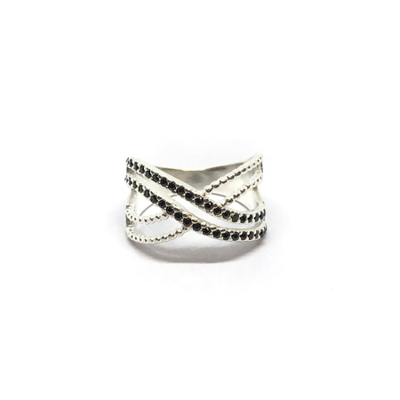 Anillo cruzado con cubic y diseño