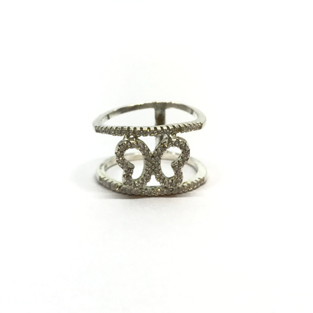 Anillo con bordes y mariposa en micropave