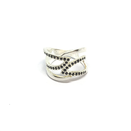 Anillo con diseño calado con cubic