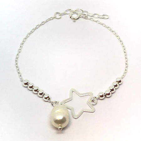 Pulsera con bolitas, estrella y perla colgante