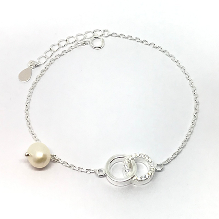 Pulsera con circulos con cubic y perla colgante