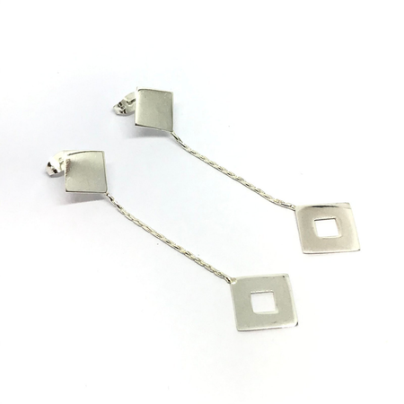 Aros colgantes con figuras geometricas