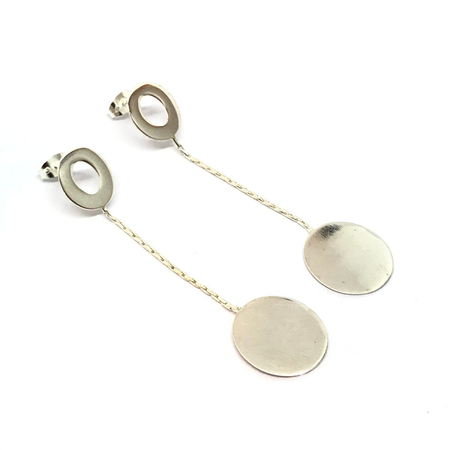 Aros colgantes con figuras geometricas