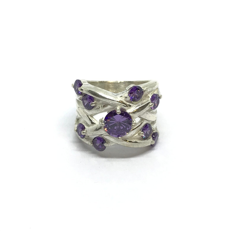 Anillo importante estilo entrelazado con cubics redondos