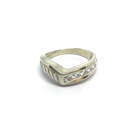 Anillo en V con cubic y diseño