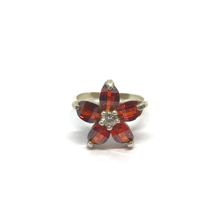 Anillo de flor con petalos en cubic engarzado y centro cubic