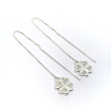 Aros pasantes con cadena y dije trebol con cubic